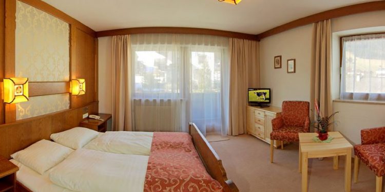 How Close is Accommodation in Shower to the City’s Attractions?